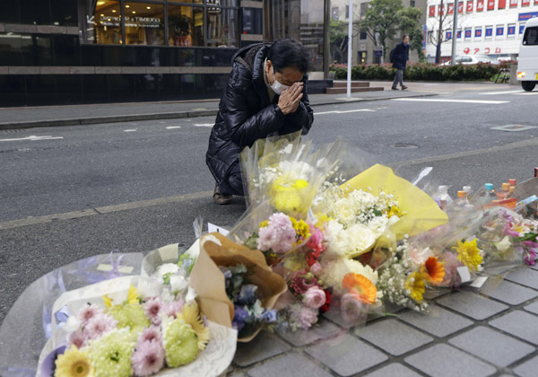 川野美樹さんが刺殺された現場を訪れ、手を合わせる男性（Ｃ）共同通信社