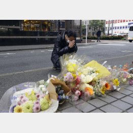 川野美樹さんが刺殺された現場を訪れ、手を合わせる男性（Ｃ）共同通信社