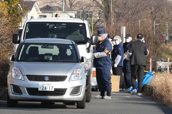 狛江市の強盗殺人事件現場現場で捜索する警察官（Ｃ）日刊ゲンダイ