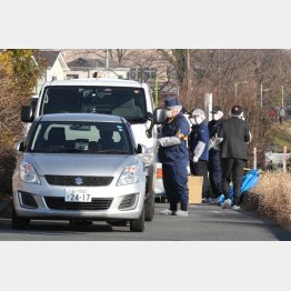 狛江市の強盗殺人事件現場現場で捜索する警察官（Ｃ）日刊ゲンダイ