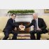 いささか紅潮した面持ち…（バイデン米大統領と握手する岸田首相）／（Ｃ）共同通信社
