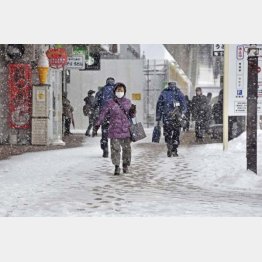 降雪の中、青森駅前を行き交う人たち（Ｃ）共同通信社