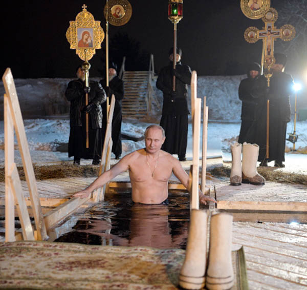 最後の沐浴は2021年（氷点下のトベリ州の湖で沐浴するロシアのプーチン大統領）／（Ｃ）タス＝共同