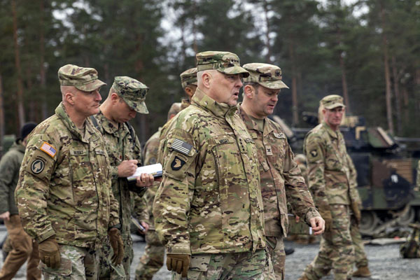 ウクライナ兵の訓練に当たる米軍将校らを訪れたミリー統合参謀本部議長（米陸軍提供、ＡＰ＝共同）