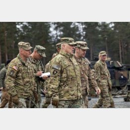 ウクライナ兵の訓練に当たる米軍将校らを訪れたミリー統合参謀本部議長（米陸軍提供、ＡＰ＝共同）