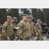 ウクライナ兵の訓練に当たる米軍将校らを訪れたミリー統合参謀本部議長（米陸軍提供、ＡＰ＝共同）