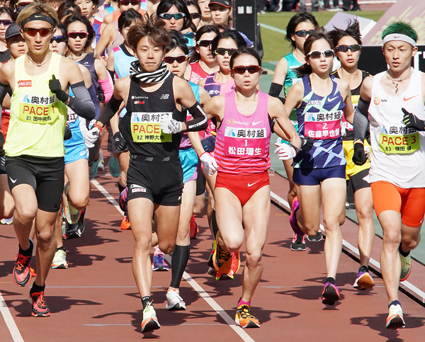 昨2022年の大阪国際女子マラソンは男子ランナーがペースメークした（中央は優勝した松田瑞生）／（Ｃ）日刊ゲンダイ