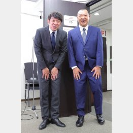 投資トラブルが発覚し会見を行ったTKOの木本武宏（左）と会見にかけつけた木下隆行（Ｃ）日刊ゲンダイ