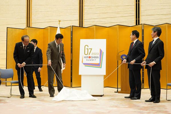 レガシーにしたい岸田首相だが…（右2、Ｇ７広島サミットのロゴマーク決定発表で）／（Ｃ）共同通信社