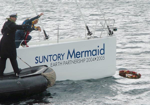 2005年、ホーン岬を通過後、マゼランら先人たちに敬意を表し、花輪を海に投げ入れた堀江さん（Ｃ）共同通信社