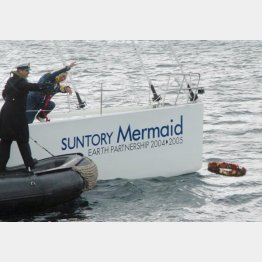 2005年、ホーン岬を通過後、マゼランら先人たちに敬意を表し、花輪を海に投げ入れた堀江さん（Ｃ）共同通信社
