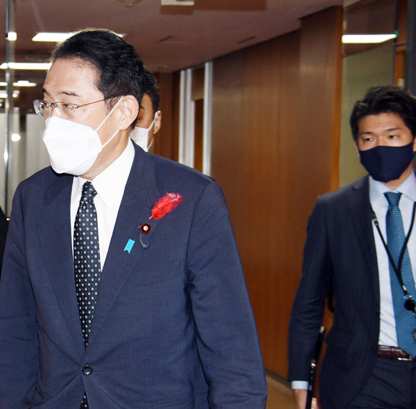 岸田首相（左）、長男・翔太郎首相秘書官（右端）を隠せば隠すほど…（Ｃ）日刊ゲンダイ