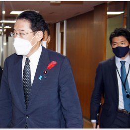 岸田首相（左）、長男・翔太郎首相秘書官（右端）を隠せば隠すほど…（Ｃ）日刊ゲンダイ