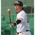 ロングティーをおこなう松田宣浩（Ｃ）日刊ゲンダイ