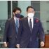 そろそろ潮時では…（岸田首相と長男の翔太郎首相秘書官＝奥）／（Ｃ）共同通信社