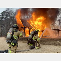 消火作業をするホール郡消防局の消防隊員（公式フェイスブックから）