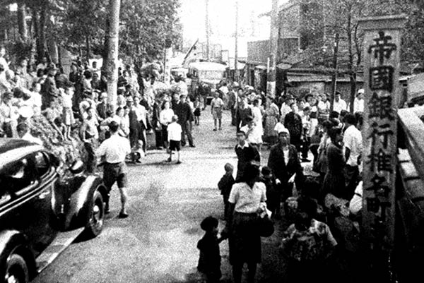 平沢自供の報に、帝銀椎名町支店に集まった群衆（1948年）／（Ｃ）共同通信社