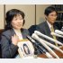 桶川ストーカー事件の被害者・猪野詩織さんの遺影を胸に記者会見する母の京子さんと父の憲一さん（Ｃ）共同通信社