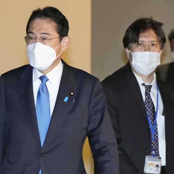 岸田首相（左）荒井勝喜秘書官＝2022年12月（Ｃ）共同通信社
