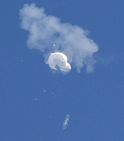 撃墜され、落下する中国の偵察用とみられる気球＝4日（Ｃ）ロイター＝共同
