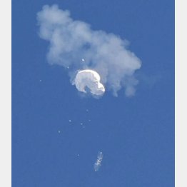 撃墜され、落下する中国の偵察用とみられる気球＝4日（Ｃ）ロイター＝共同