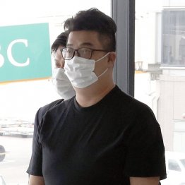 フィリピンから移送され、成田空港に到着した、今村磨人容疑者＝7日午後（Ｃ）日刊ゲンダイ
