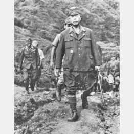 降伏のため山を下り、米軍陣地に向かう山下奉文司令官（米陸軍機関誌から。1945年9月、フィリピンのルソン島／ゲッティ＝共同）