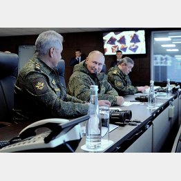 大規模軍事訓練「ボストーク2022」を見守る、左からロシアのショイグ国防相、プーチン大統領、ゲラシモフ参謀総長（Ｃ）ロイター／Sputnik
