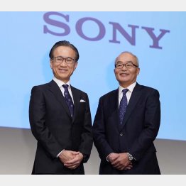 新しいソニーの顔の十時裕樹新社長（右）と吉田憲一郎CEO（Ｃ）共同通信社