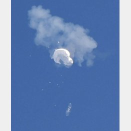 撃墜され、落下する中国の偵察用とみられる気球（Ｃ）ロイター＝共同