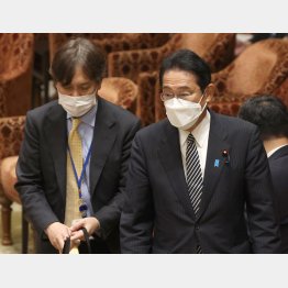 岸田首相（右）の前首相秘書官・荒井勝喜氏（左）の発言に88.4％が「不適切」／（Ｃ）日刊ゲンダイ