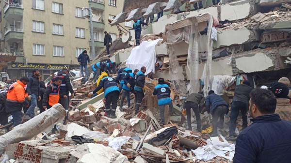 地震で倒壊した建物での救助活動に当たる人々（Ｃ）ゲッティ＝共同