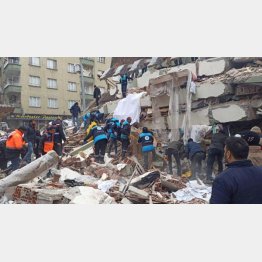 地震で倒壊した建物での救助活動に当たる人々（Ｃ）ゲッティ＝共同