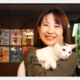 猫好きが高じて店を開いた高橋絵梨香さんと猫スタッフのムサシ（Ｃ）日刊ゲンダイ