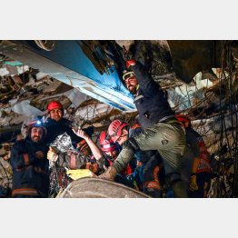 トルコ南部カフラマンマラシュ、地震発生から約140時間後に救出される男性（Ｃ）ゲッティ＝共同
