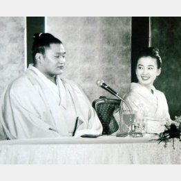 婚約発表会見での宮沢りえ（右）と貴花田（当時）／（Ｃ）日刊ゲンダイ