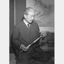 手元に戻ったムチを手にする中村明人・元陸軍中将＝1950年（Ｃ）共同通信社