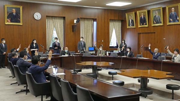 NHK党のガーシー議員の懲罰案を可決した参院懲罰委（Ｃ）共同通信社