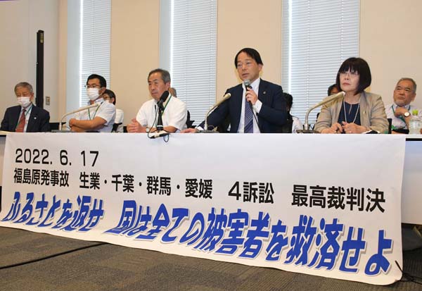 東京電力福島第1原発事故の避難者訴訟の原告側代理人として知られているが…（馬奈木厳太郎弁護士＝右2）／（Ｃ）日刊ゲンダイ