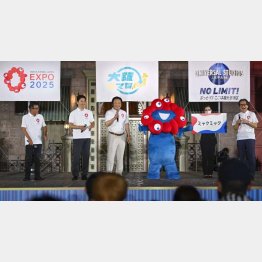 怪しくなってきた（2025年年大阪・関西万博イベント。左から松井大阪市長、吉村府知事、若宮万博相ら）／（Ｃ）共同通信社