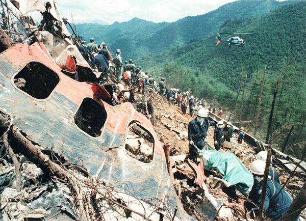 1985（昭和60）年8月14日、日航機墜落事故は起こった…（御巣鷹山で捜索を続ける自衛隊員や警察官ら）／（Ｃ）共同通信社