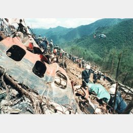 1985（昭和60）年8月14日、日航機墜落事故は起こった…（御巣鷹山で捜索を続ける自衛隊員や警察官ら）／（Ｃ）共同通信社