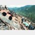 1985（昭和60）年8月14日、日航機墜落事故は起こった…（御巣鷹山で捜索を続ける自衛隊員や警察官ら）／（Ｃ）共同通信社
