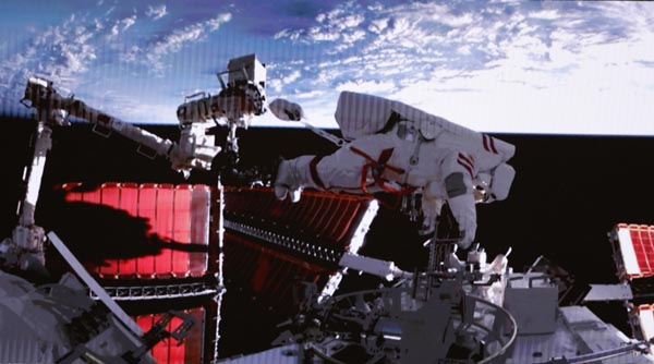 中国有人宇宙船「神舟15号」乗組員の船外活動（Ｃ）新華社／共同通信イメージズ