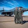 4月に出産予定の米空軍パイロットが爆撃機を操縦！ 夫と超音速の編隊飛行に驚嘆の声