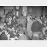 大衆食堂視察の東條英機首相（1944年4月1日）／（Ｃ）共同通信社