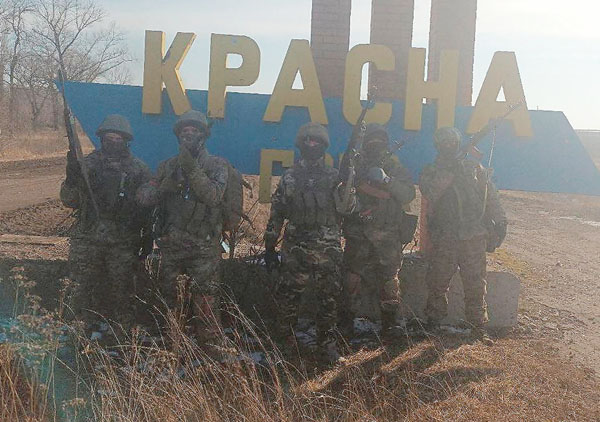 ウクライナ東部ドネツク州バフムに近い村の入り口で記念撮影をする「ワグネル」の戦闘員ら（ロシア民間軍事会社「ワグネル」創始者・プリゴジン氏提供）／（C)ロイター