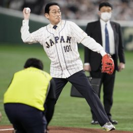 WBCの日本－韓国戦で始球式を務めた岸田首相（Ｃ）共同通信社