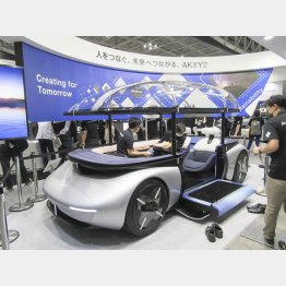 「人とくるまのテクノロジー展2022」では、旭化成のコンセプトカー「AKXY2」がひときわ注目されたが…（Ｃ）共同通信社