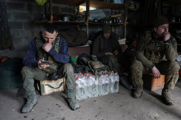 ウクライナの戦闘地、ドネツク州バフムトの最前線で戦った後、暫しの休憩をとるウクライナ軍の兵士たち（Ｃ）ロイター／ Radio Free Europe／Radio Liberty